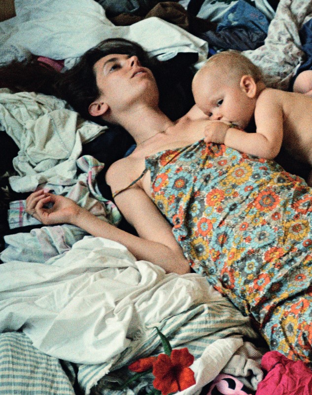 Mutter mit Kind auf Wäsche.